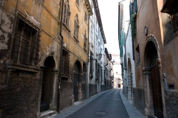 Verona, İtalya - 09 Mart 2011: Arcidiacono Pacifico sokak