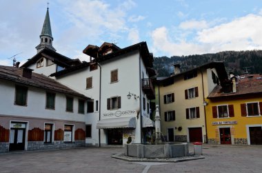 Madonna di Campiglio, İtalya - 13 Mart 2013: S. Giacomo Meydanı