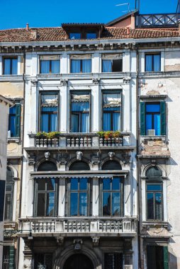 Venedik, İtalya - 12 Eylül 2007: Şehir evlerinin cephesi