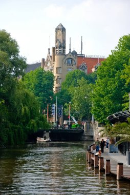 Amsterdam, Hollanda - 1 Haziran 2008: Oude Turfmarkt Channel
