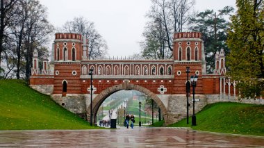 Moskova, Rusya - 13 Ekim 2007: Tsaritsyno/Figürlü köprü arazisi