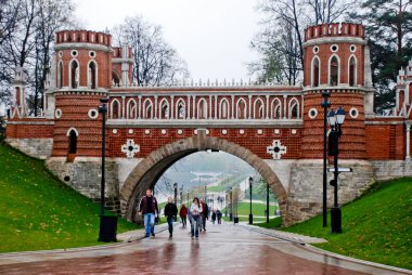Moskova, Rusya - 13 Ekim 2007: Tsaritsyno/Figürlü köprü arazisi
