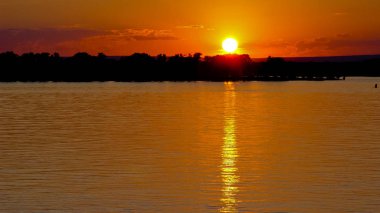 Samara, Rusya - 15 Haziran 2005: Volga'da gün batımı