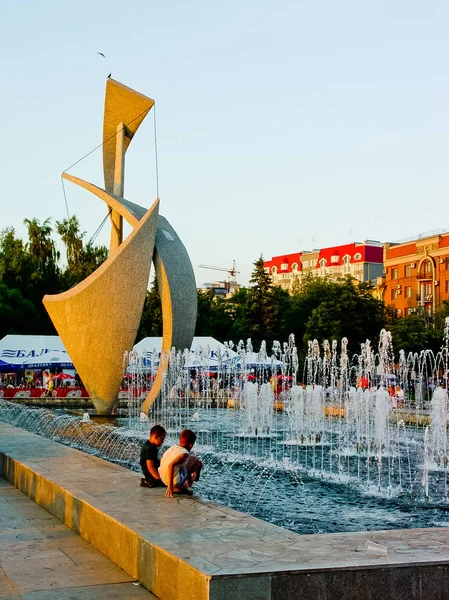 Samara, Rusya - 15 Haziran 2005: Çeşme 