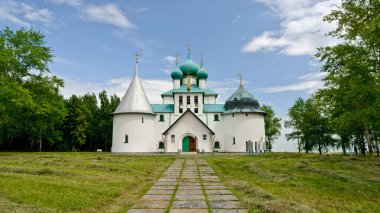 Monastyrshchino, Rusya - 8 Haziran 2009: Kulikovo sahasındaki St. Sergius Kilisesi