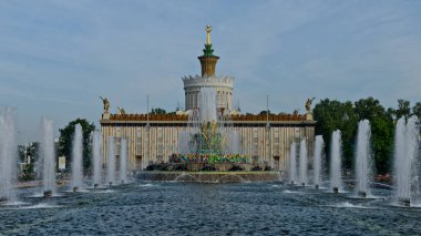 Moskova, Rusya - 05 Ağustos 2020: VDNKh, Çeşme 