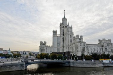 Moskova, Rusya - 30 Eylül 2020: Kotelnicheskaya seti üzerindeki gökdelen