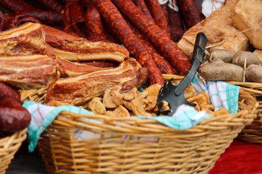 Sosis, et, beyaz puding, hışırtı, tipik piyasa gıda