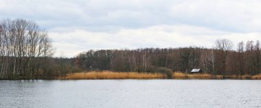 Gölet ve küçük ev, Çek yatay görünüme Panoramtic