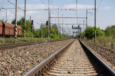 Demiryolu parça demiryolu bahçede otopark eski paslı vagonlar ile