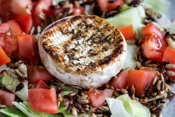 Gebratener Camembert Mit Tomaten Sonnenblumenkernen Und Salat — Stockfoto