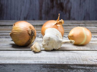 Rustik ahşap beyaz üzerinde üç soğan sarımsak