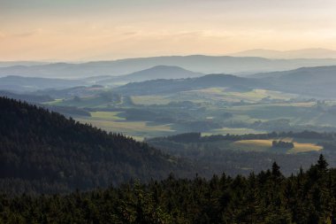 Muhteşem gün batımı, Çek peyzaj tepe kravi dağlar görünümünden