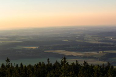 Ormanda kravi Dağları, Çek manzara güzel günbatımı