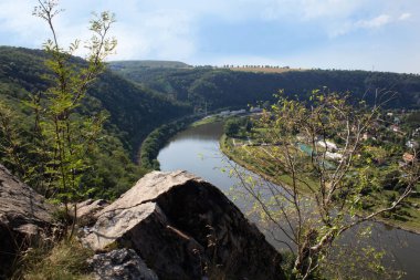 Güzel görünümüne Vltava Hill Rivnac menderes ile huş ağacı