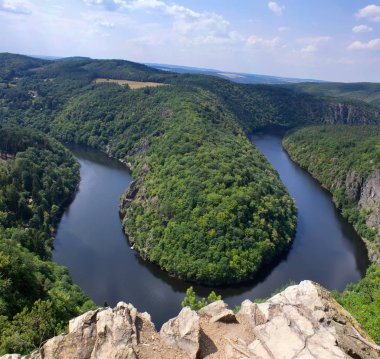 Maj, bakış açısı yakınındaki merkezi Bohemia, Çek Cumhuriyeti Prag'da Vltava Nehri at nalı menderes