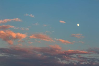 Mavi gökyüzü günbatımı bulutlar ile moon