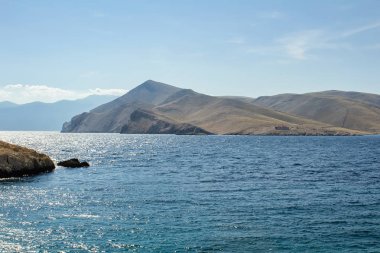 Dağ ve deniz feneri Adası ' nda denize sıfır Island Krk, Hırvatistan