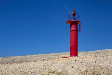 Mavi gökyüzü, Island Krk, Hırvatistan ile kayaya kırmızı fener
