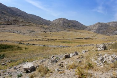 Taş yol tepeler ve mavi gökyüzü ile Island Krk Hırvatistan