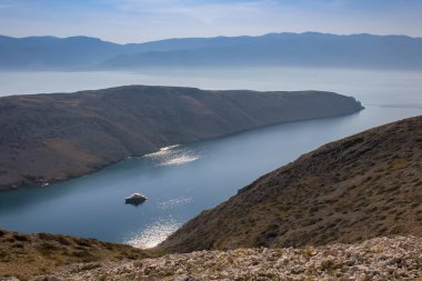 Gemi ve dağ, denize sıfır Island Krk Hırvatistan