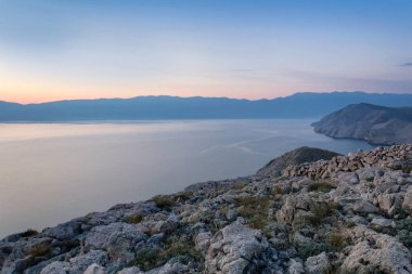 Dağ ve deniz, Island Krk Hırvatistan güzel gündoğumu
