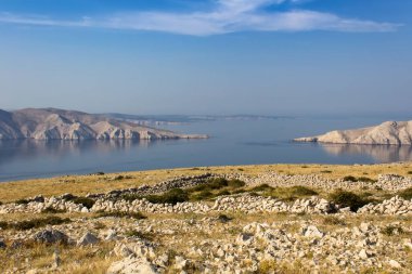 Güzel sakin deniz kayalıklarla ve taş, Island Krk, Hırvatistan
