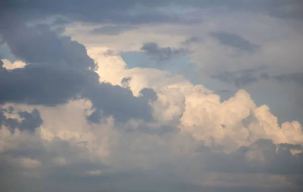 Bella Nuvola Bianca Scura Sul Cielo Blu — Foto Stock