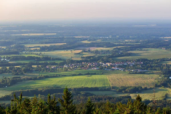 Красивый Вид Маленькую Деревню Гор Закате Чешский Пейзаж — стоковое фото