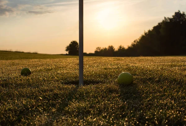 Deatil Terrain Golf Avec Deux Balles Près Drapeau Lever Soleil — Photo