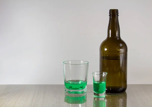 Dois Copos Com Álcool Verde Garrafa Fundo Branco — Fotografia de Stock