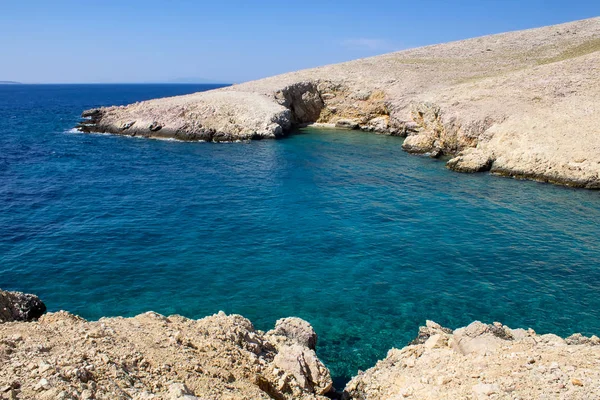 Утес Море Небольшим Пляжем Голубым Небом Остров Крк Хорватия — стоковое фото