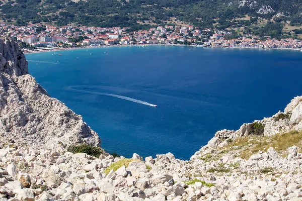 Горы Морем Городом Башка Остров Крк Хорватия — стоковое фото