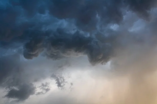 Incredibili Nuvole Tempesta Con Luce Arancio Sole — Foto Stock