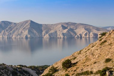 Deniz, Island Krk Hırvatistan ile güzel dağları