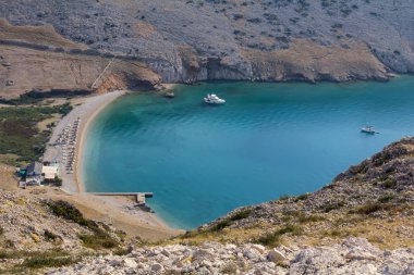 Beach Vela Luka ile iki gemi, Island Krk Hırvatistan