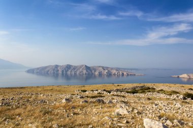 Deniz ve ada, ile güzel dağlar Island Krk Hırvatistan