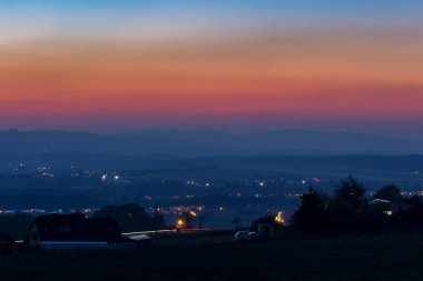 Gece şehir günbatımı gökyüzü, uzun pozlama, Çek manzara