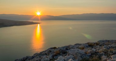 Dağ, Island Krk, Hırvatistan ile denizde güzel gündoğumu