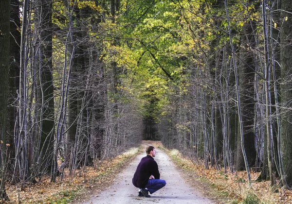 Jeune Homme Assis Dans Rue Avec Tunnel Feuillage Automne — Photo