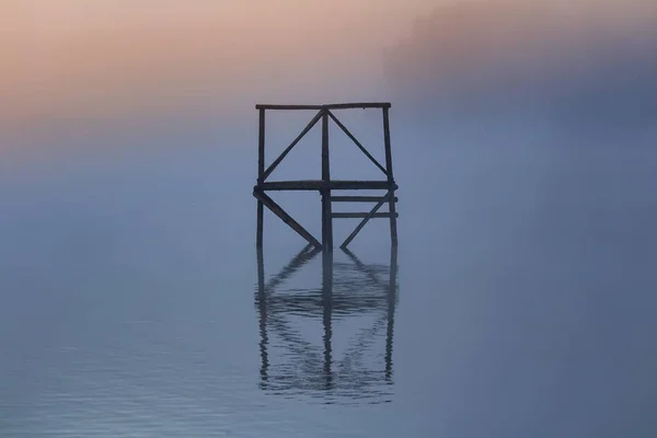 Silhouette Construction Bois Dans Étang Avec Lumière Soleil — Photo