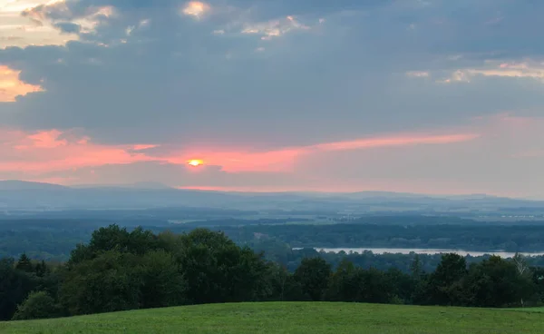 Красивое Закатное Небо Холмами Лугом — стоковое фото