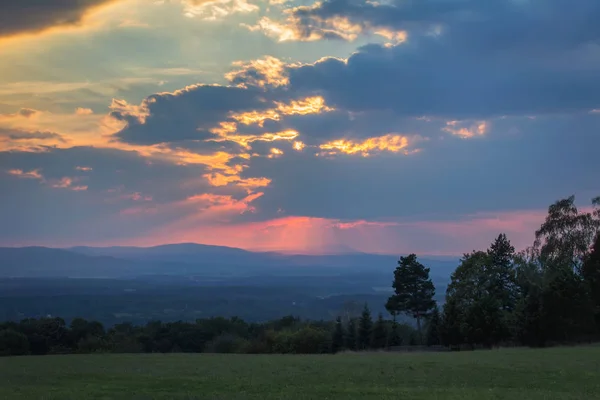 Bom Céu Pôr Sol Com Colinas Prados Árvores — Fotografia de Stock