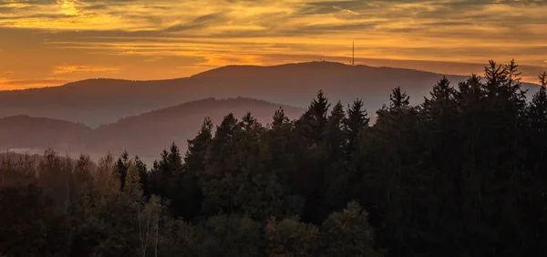 Schöner Sonnenuntergangshimmel Mit Hügel Und Bäumen Tschechische Republik — Stockfoto