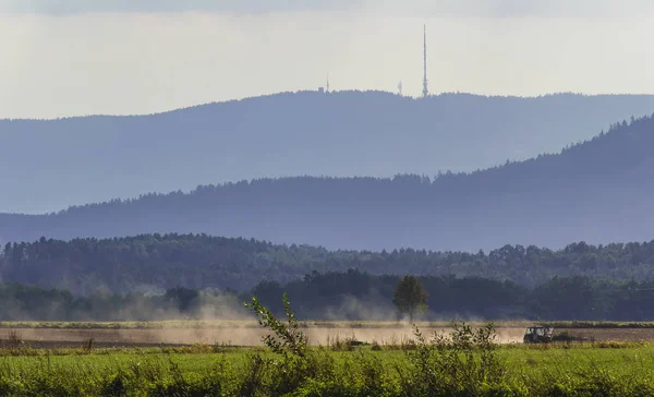 Klet Collina Con Prato Alberi Trattore Sul Campo — Foto Stock