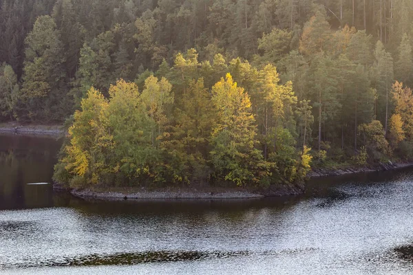 Semenanjung Kecil Bendungan Rimov Dengan Pohon Berwarna Warni Lanskap Ceko — Stok Foto