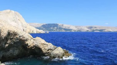 Dalgalar deniz Cliff üzerinde çöktü