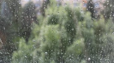 Yağışlı hava, yağmur damlaları penceresinde