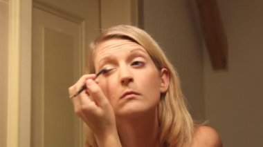 Genç kadın göz farı uygulamak