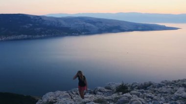 Genç kadın climb dağ deniz
